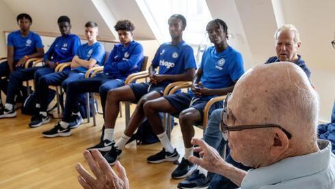 Shaul Paul Ladany, superviviente del Holocausto, se dirige a los jóvenes jugadores del FC Chelsea. 