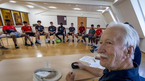 Ernst Grube, superviviente del Holocausto, habla con los jugadores de la cantera del Bayern Múnich. 