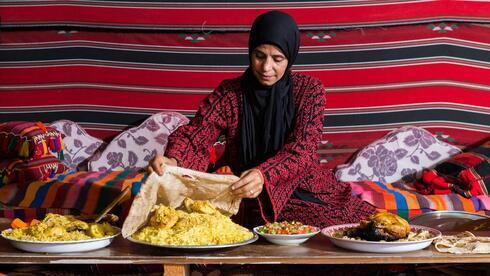 Un habitante de la ciudad beduina de Rahat (Israel) prepara el mansaf, un plato tradicional árabe.