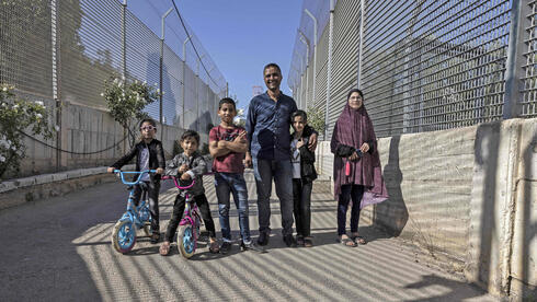Saadat Sabri Gharib y su familia entre las vallas del ejército israelí. 