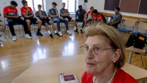 Eva Szepesi, superviviente del Holocausto, habla con los jugadores juveniles del Bayern Múnich.