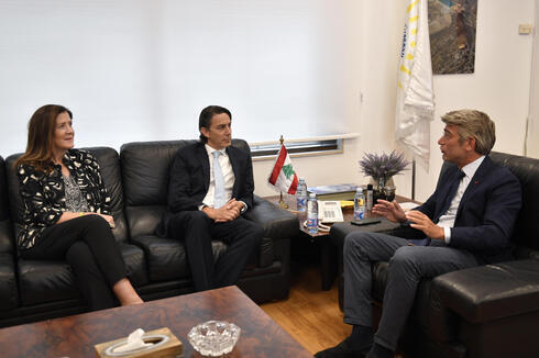 El ministro de Energía libanés, Walid Fayad (der.), el asesor principal de EE. UU. para la seguridad energética, Amos Hochstein (cen.), y la embajadora de EE. UU. en el Líbano, Dorothy Shea (izq.), en Beirut el domingo. 