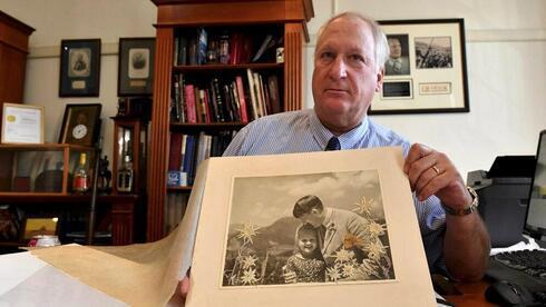 Bill Panagopulos, presidente de Alexander Historical Auctions LLC en Chesapeake City, Maryland, con una fotografía de Heinrich Hoffmann de Adolf Hitler de 1933 que se vendió por 11.520 dólares en 2018.