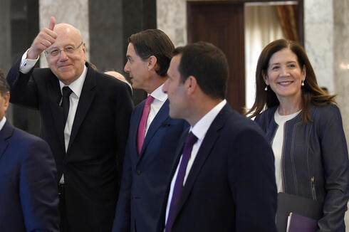 El primer ministro libanés, Najib Mikati, da el visto bueno tras reunirse con el mediador estadounidense sobre el conflicto de la frontera marítima con Israel.