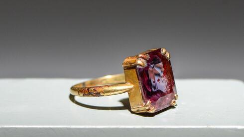 Un anillo encontrado en Auschwitz perteneciente a un prisionero judío del gueto de Lodz. (Museo de Auschwitz) Un anillo encontrado en Auschwitz perteneciente a un prisionero judío del gueto de Lodz.