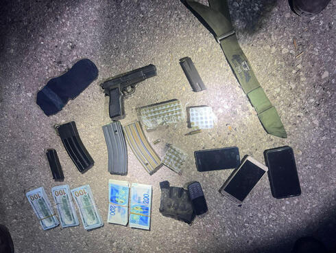 Armas de fuego y municiones encontradas en la casa de Al-Saadi. 