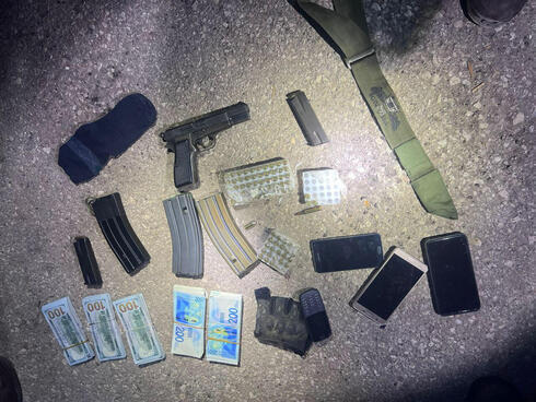 Armas de fuego y municiones encontradas en la casa de Al-Saadi. (Portavoz de la policía de Israel) Armas de fuego y municiones encontradas en la casa de Al-Saadi.