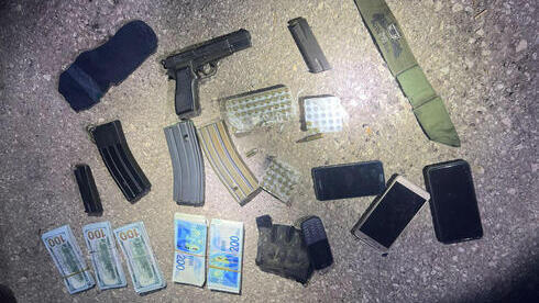 Armas de fuego y municiones encontradas en la casa de Al-Saadi. 