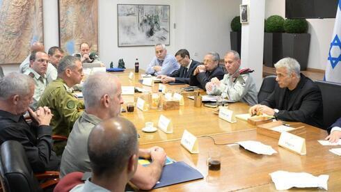 El primer ministro, Yair Lapid, reunido con su gabinete de seguridad. 