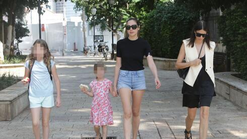 Gal Gadot, con sus hijas y una amiga, por las calles de Tel Aviv. 