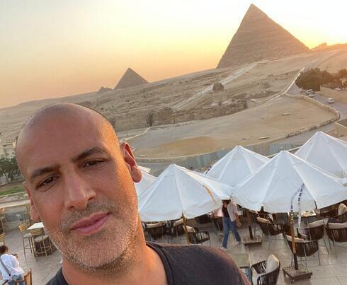 Gil Even viajó hasta El Cairo para recuperar su maleta. De fondo, las pirámides egipcias. (Gentileza Gil Even) Equipaje extraviado de Gil Even