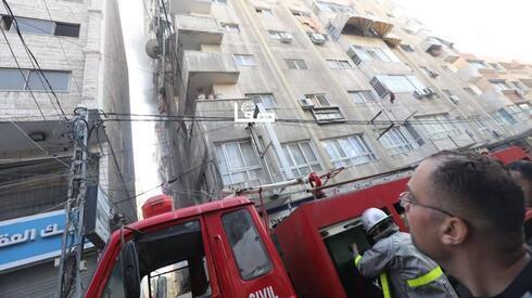 Las fuerzas de rescate palestinas operan cerca de un edificio afectado por un ataque de las FDI. (Ynet) Las fuerzas de rescate palestinas operan cerca de un edificio afectado por un ataque de las FDI.