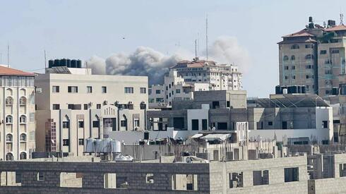 El humo se eleva sobre la ciudad de Gaza tras los ataques de las FDI. 