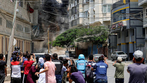Corresponsales de prensa en la Franja documentan la destrucción de un edificio en Gaza. (AFP) Corresponsales de prensa en la Franja documentan la destrucción de un edificio en Gaza.
