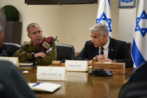 El primer ministro Yair Lapid durante una reunión de gabinete en el cuartel general de las FDI en Tel Aviv. 