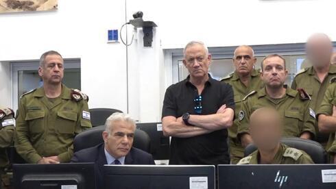 Lapid y Gantz monitorean la operación contra la Yihad Islámica en una base militar. 