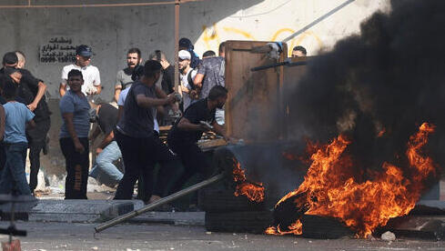 Palestinos chocan con las tropas israelíes en Naplusa el martes. 