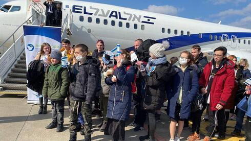 Inmigrantes ucranianos llegan al Aeropuerto Ben Gurion. 
