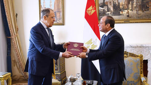 El ministro de Relaciones Exteriores de Rusia, Sergey Lavrov, con el presidente egipcio, Abdel Fattah el-Sisi, el mes pasado. 