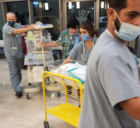Traslado de bebés prematuros en el Hospital Soroka para ponerlos a salvo de los cohetes de la Jihad Islámica. 