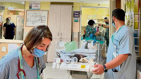 Personal del hospital traslada a bebés prematuros a lugares más seguros. 