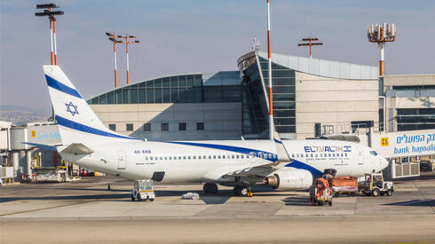 Por primera vez en la historia habrá vuelos durectos desde el aeropuerto Ben Gurión hasta Doha. (Shutterstock) Avión El Al en el aeropuerto Ben Gurion.