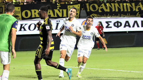 Eran Zahavi, leyenda del fútbol israelí, convirtió el gol clave para Maccabi Tel Aviv en Grecia. 