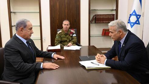 Benjamin Netanyahu en reunión con el primer ministro Yair Lapid. 