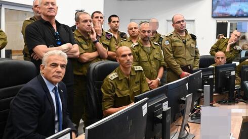 Yair Lapid y el ministro de Defensa Benny Gantz durante una sesión informativa en el Comando Sur de las FDI. 