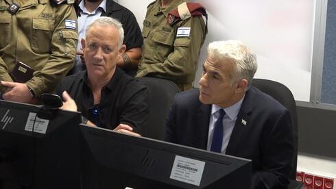 El ministro de Defensa, Benny Gantz, en sesión informativa junto al primer ministro Lapid. 