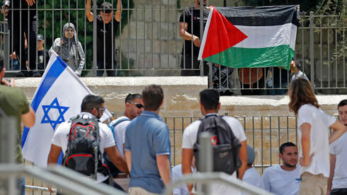 Israelíes y palestinos se enfrentan en la Ciudad Vieja de Jerusalem. 