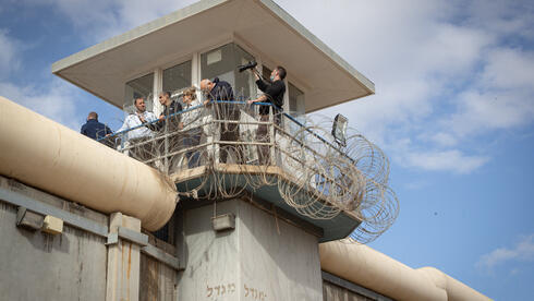 Investigadores en la prisión de Gilboa, luego de que escaparan seis reclusos el año pasado. 
