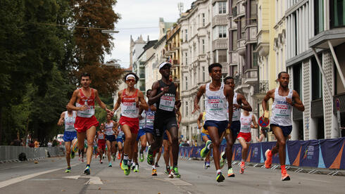 El equipo israelí en camino a ganar la medalla de oro en el maratón de Múnich. 