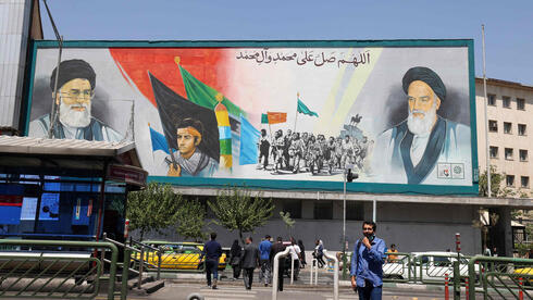 Un cartel de los ayatolas Ali Khamenei y Ruhollah Khomeini, el día después del atentado contra Rushdie. 