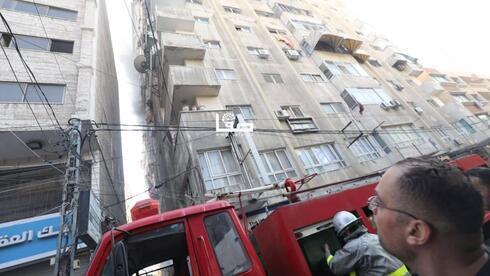Fuerzas de rescate palestinas en un edificio alcanzado por un ataque de las FDI. 