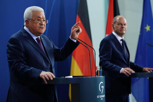 El discurso de Abbas ante la mirada del canciller alemán Scholz. 