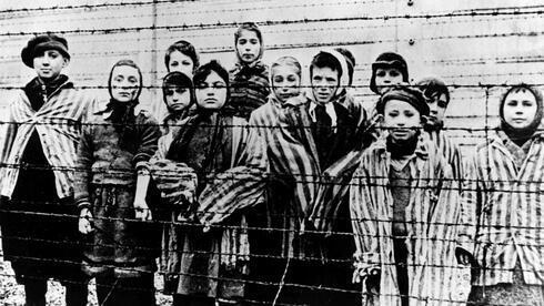 Prisioneros judíos en el campo de exterminio de Auschwitz. 