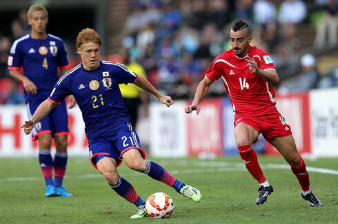 Abdallah Jaber, con la camiseta de Palestina, en un partido internacional ante Japón. (Getty Images) Abdallah Jaber