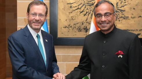 El presidente Isaac Herzog y el embajador indio en Israel Sanjeev Singla.