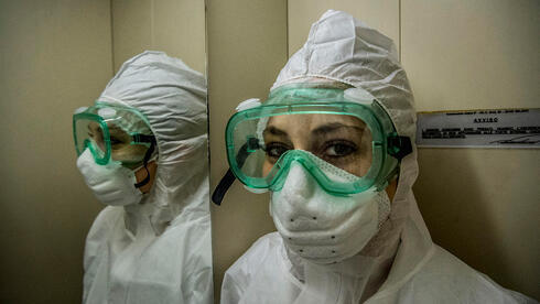 Personal médico con equipo de protección contra epidemias. )