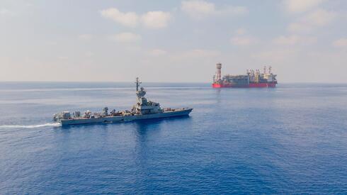 Corbeta de la Armada israelí custodia la planta de gas de Karish. 