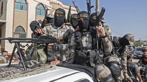 Terroristas de la Jihad Islámica Palestina asisten al funeral de un compañero combatiente en Khan Younis, en el sur de la Franja de Gaza. (AFP) Terroristas de la Jihad Islámica Palestina asisten al funeral de un compañero combatiente en Khan Younis, en el sur de la Franja de Gaza