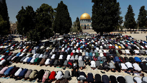 Musulmanes rezan en la mezquita de Al Aqsa el viernes
