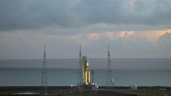 El cohete lunar de la NASA está listo al amanecer en la plataforma 39B antes de la misión Artemis 1 para orbitar la luna en el Centro Espacial Kennedy, el lunes 29 de agosto de 2022, en Cabo Cañaveral, Florida