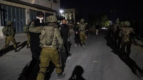 Soldados de las FDI arrestan a sospechoso de apedreamiento en Cisjordania