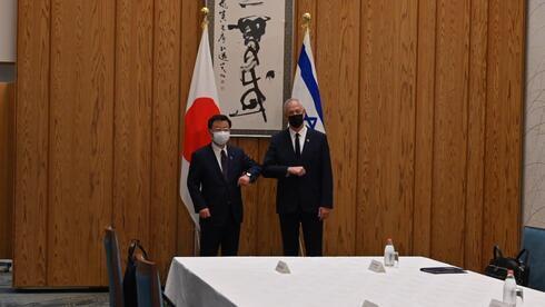 El Ministro de Defensa Benny Gantz durante su visita a Japón.
