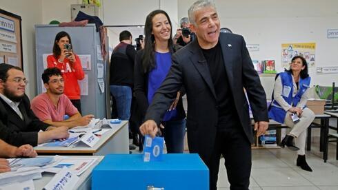 Lapid y su esposa Lihi votaron en un centro de votación en Tel Aviv durante las elecciones parlamentarias de marzo del año pasado. 