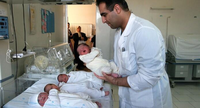 Un médico judío sostiene a un bebé musulmán recién nacido en el Hospital y Centro de Caridad Dr. Sapir, de propiedad judía. 