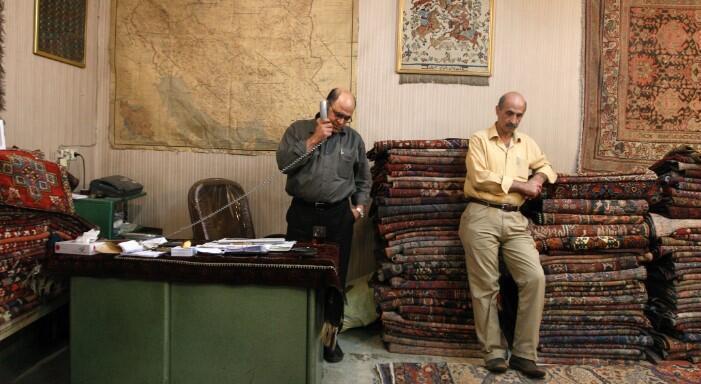 Una tienda de alfombras judías en el Gran Bazar de Teherán 