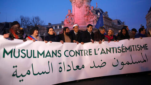 Un grupo musulmán protesta contra el antisemitismo en Francia